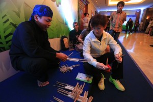 Para atlet diajak untuk membuat kerajinan dari eceng gondok