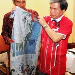 ikuo kabashima mendapat kain batik 1