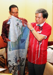 ikuo kabashima mendapat kain batik 1